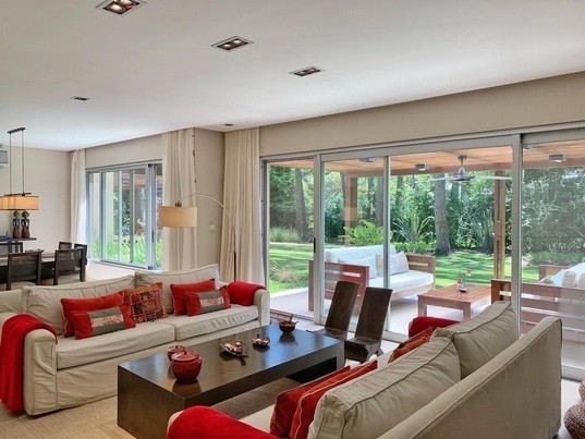 Excelente residencia en Barrio Privado en Laguna Blanca